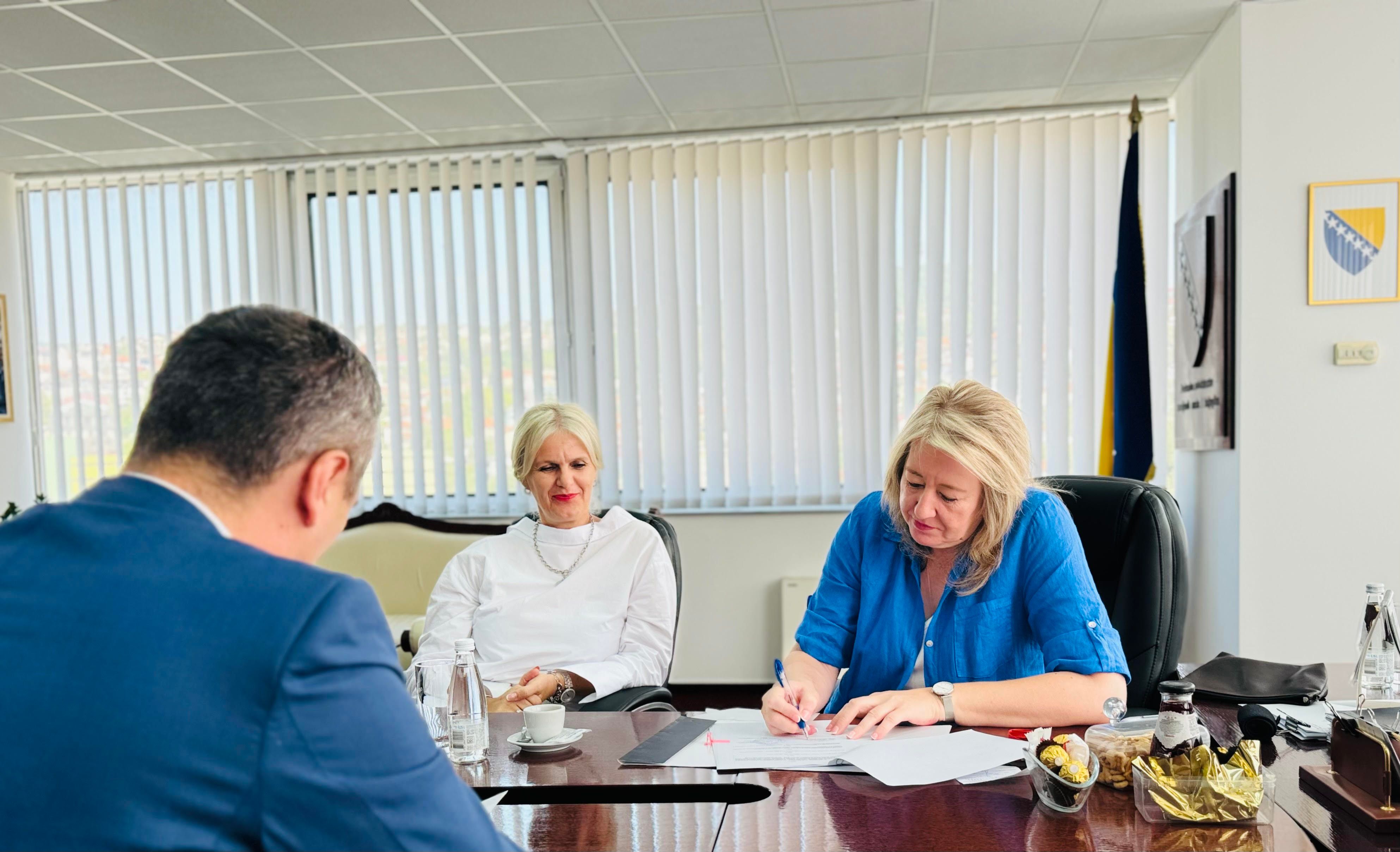 
Istaknuto je da osigurana podrška olakšavaju rad škole i odvijanje nastavnog procesa