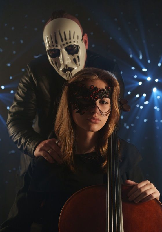 "Đavo", koji u religiji simbolizira zlo, u ovoj pjesmi predstavlja zle ljude s kojima se, nažalost, svi susrećemo