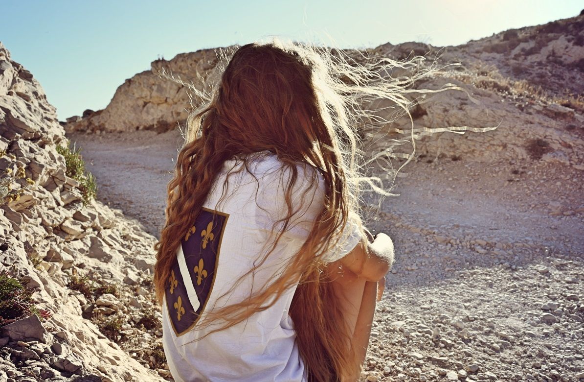 "Đavo", koji u religiji simbolizira zlo, u ovoj pjesmi predstavlja zle ljude s kojima se, nažalost, svi susrećemo