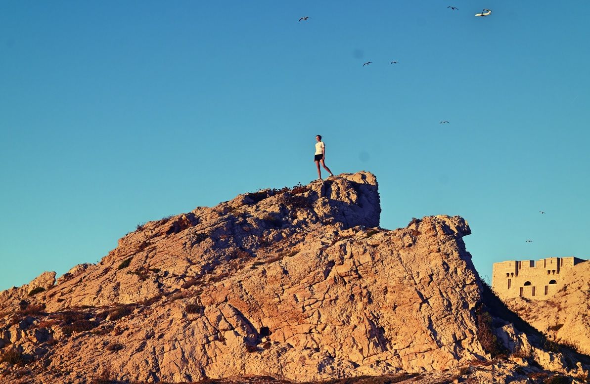 "Đavo", koji u religiji simbolizira zlo, u ovoj pjesmi predstavlja zle ljude s kojima se, nažalost, svi susrećemo