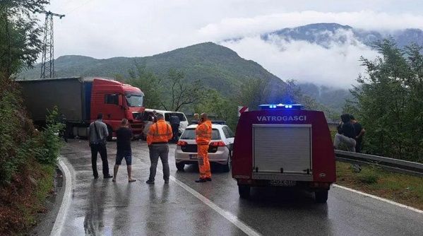 Nesreća se dogodila oko 13 sati, sudarili su se kamion i kombi