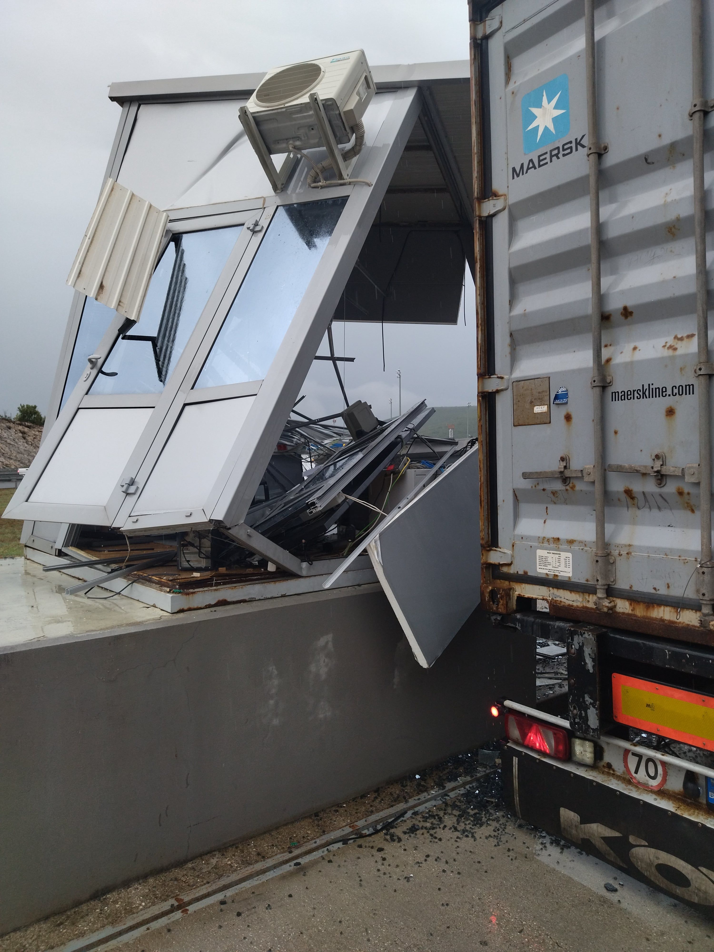 Tokom obavljanja redovne kontrole u carinskom terminalu, teretno motorno vozilo s prikolicom udarilo je u kućicu u kojoj se nalazio službenik UIO BiH