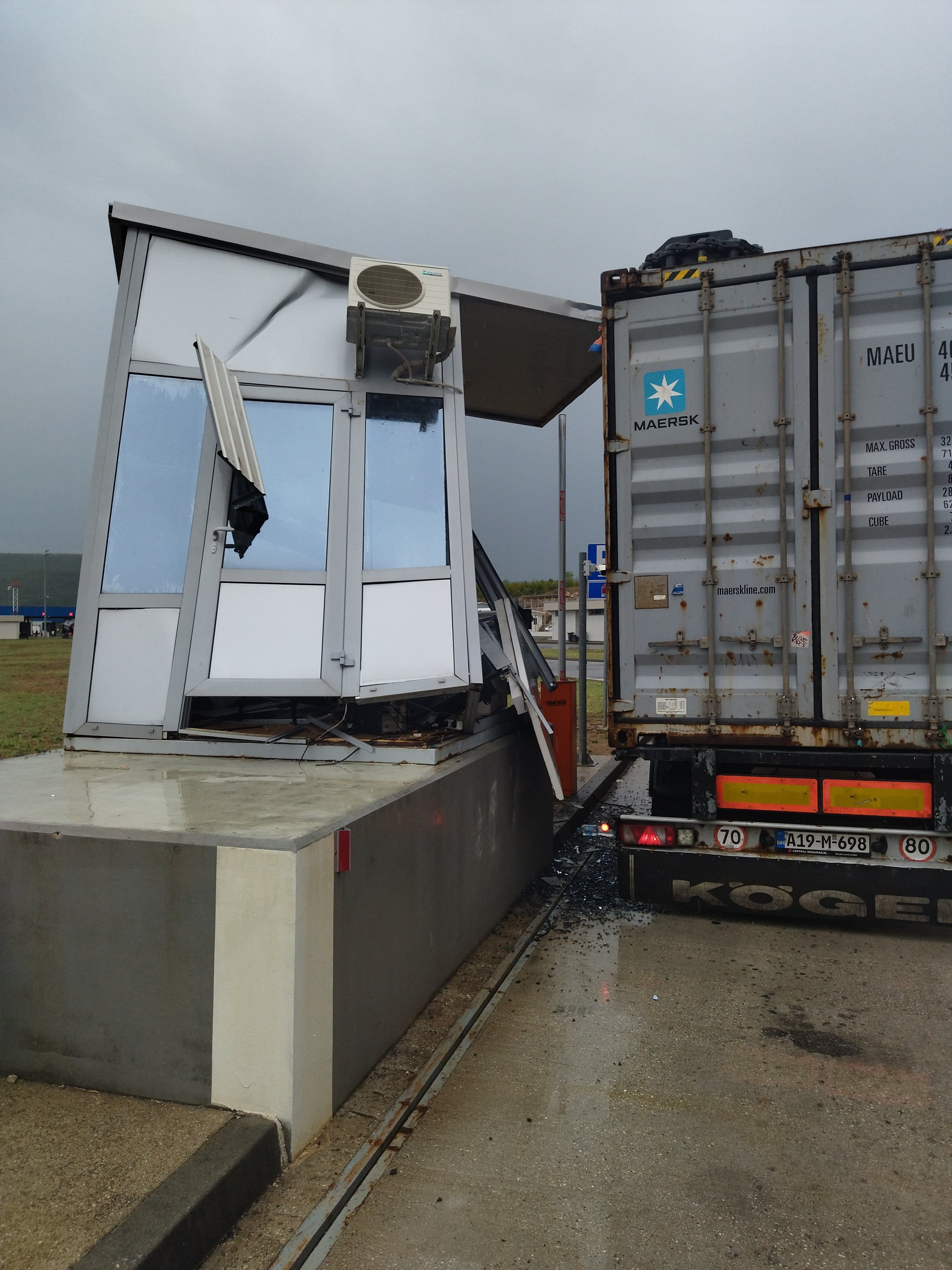 Tokom obavljanja redovne kontrole u carinskom terminalu, teretno motorno vozilo s prikolicom udarilo je u kućicu u kojoj se nalazio službenik UIO BiH