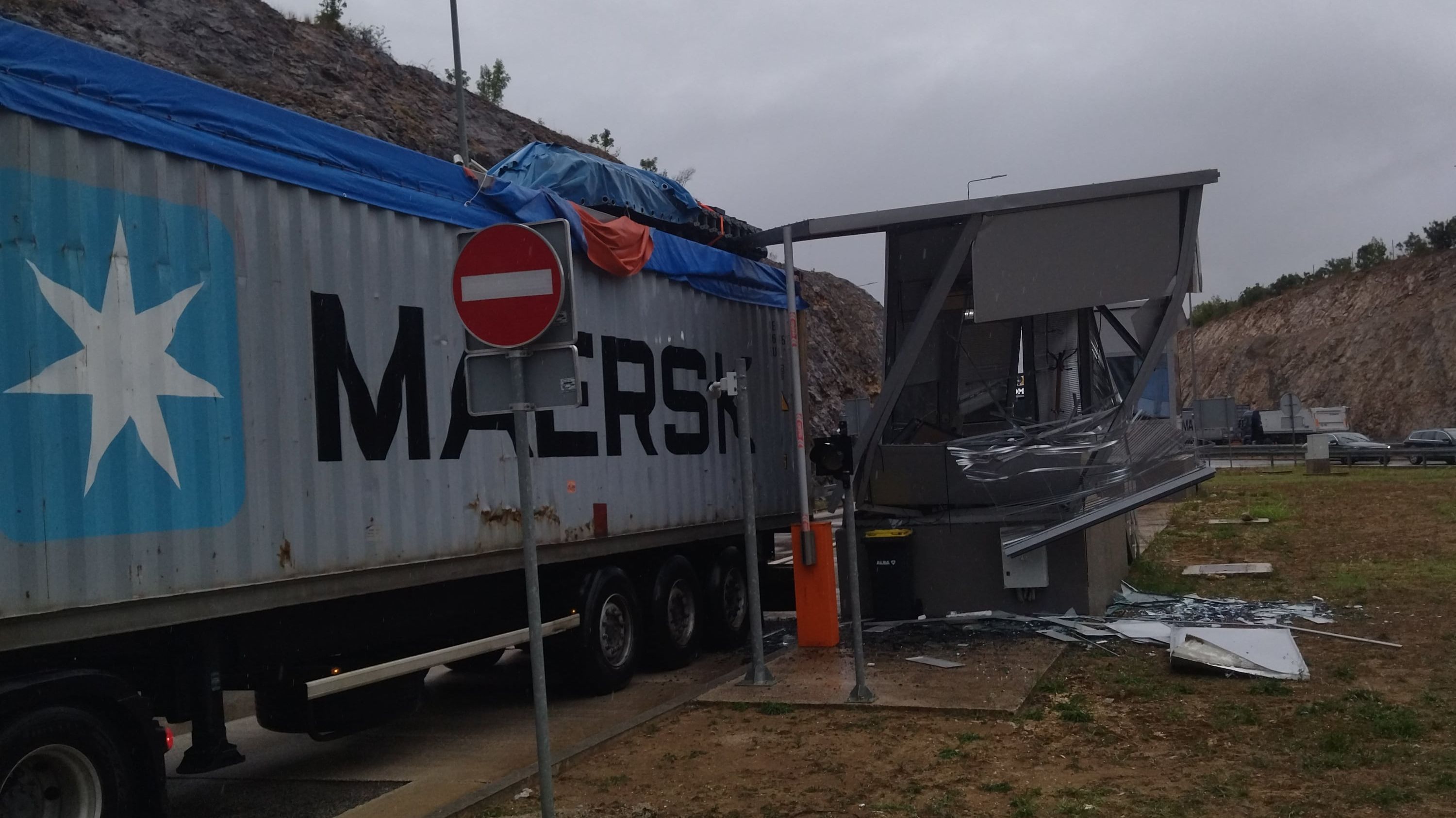Tokom obavljanja redovne kontrole u carinskom terminalu, teretno motorno vozilo s prikolicom udarilo je u kućicu u kojoj se nalazio službenik UIO BiH