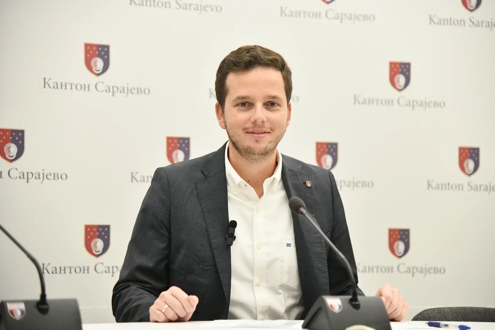 Izetbegović: Vlada FBiH sebi podigne plate po 500 KM, a onda bi štedila na porodiljama?