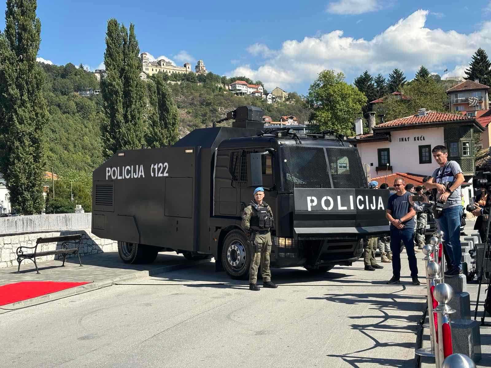 Nabavka tri Roschel vozila je izvršena u okviru strateškog opremanja i jačanja policije u Kantonu Sarajevo