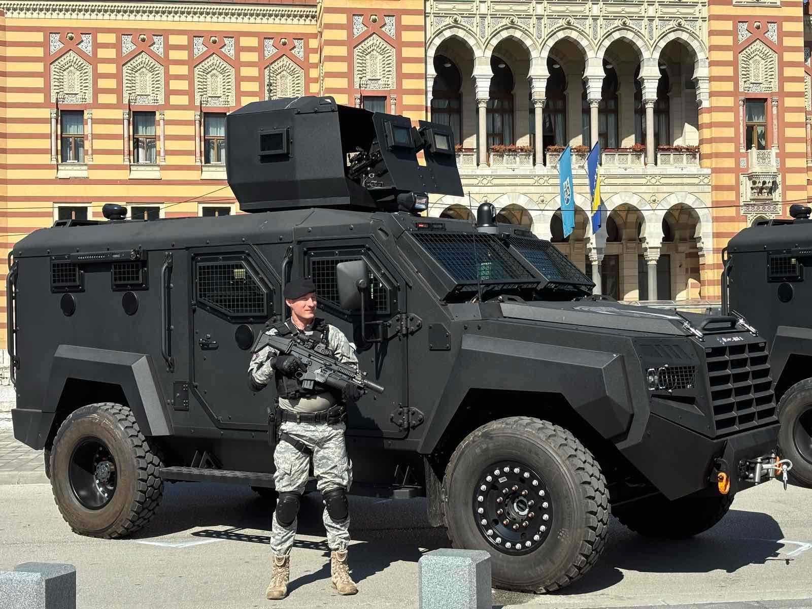 Nabavka tri Roschel vozila je izvršena u okviru strateškog opremanja i jačanja policije u Kantonu Sarajevo