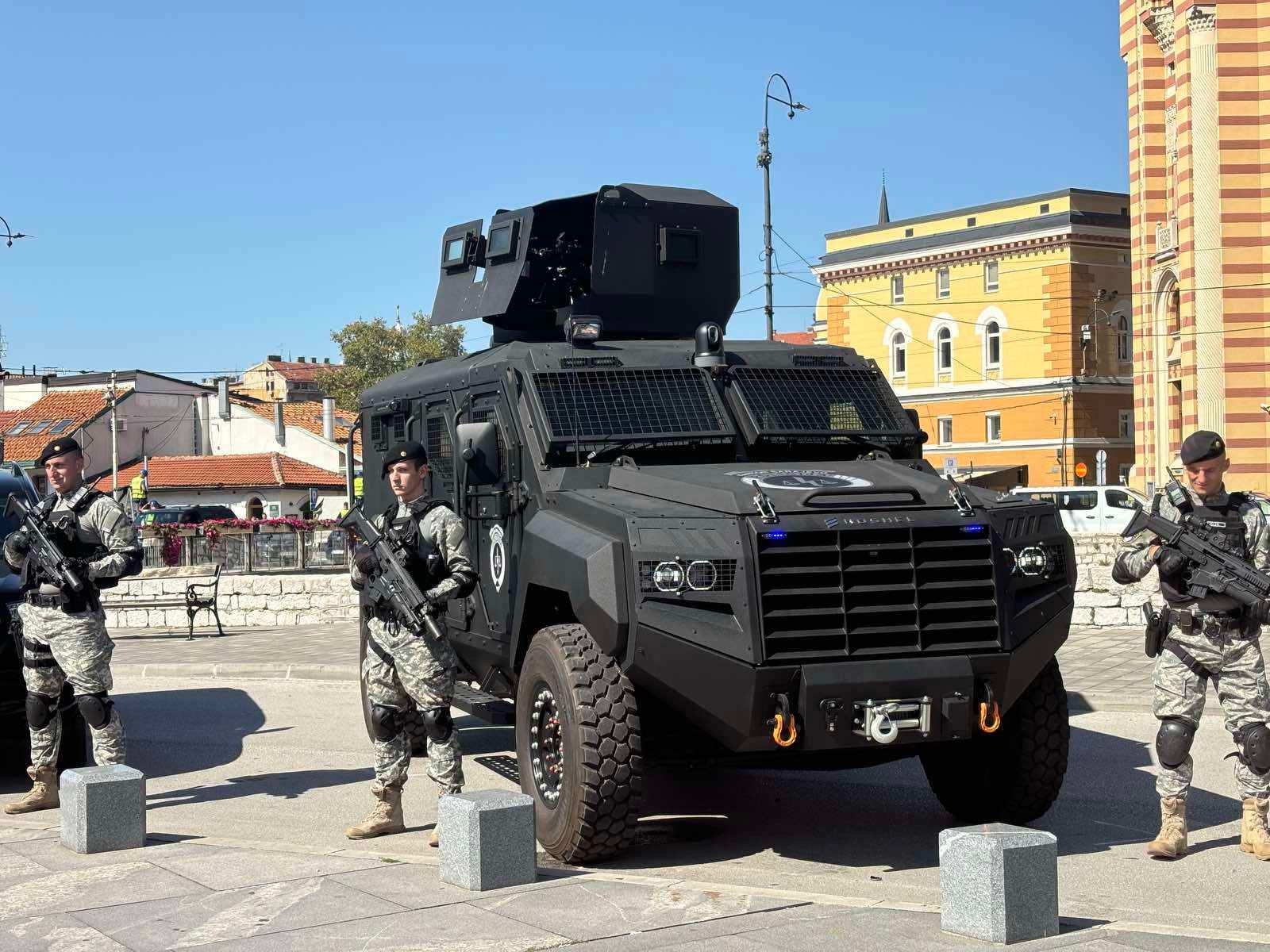 Nabavka tri Roschel vozila je izvršena u okviru strateškog opremanja i jačanja policije u Kantonu Sarajevo