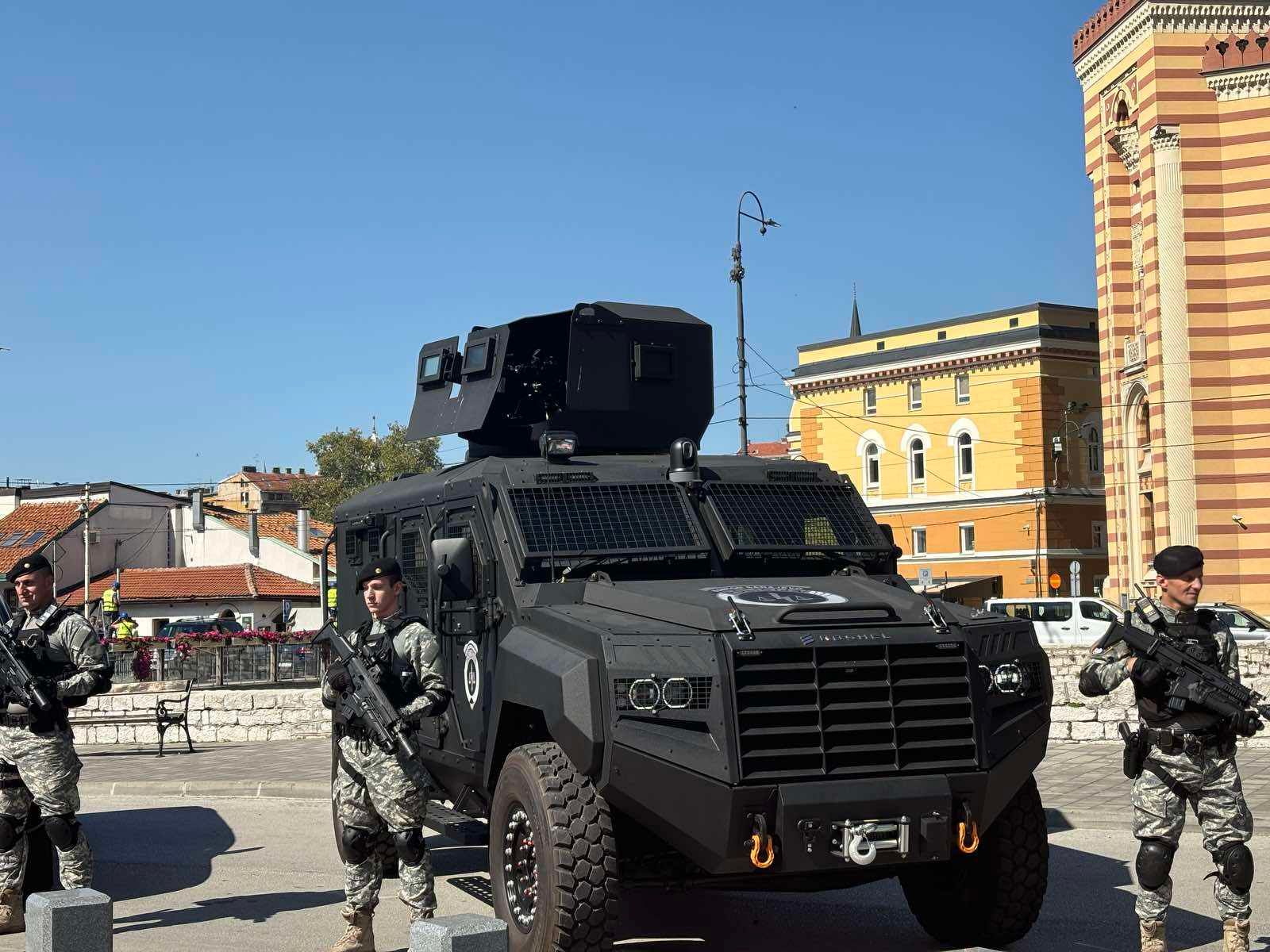 Nabavka tri Roschel vozila je izvršena u okviru strateškog opremanja i jačanja policije u Kantonu Sarajevo