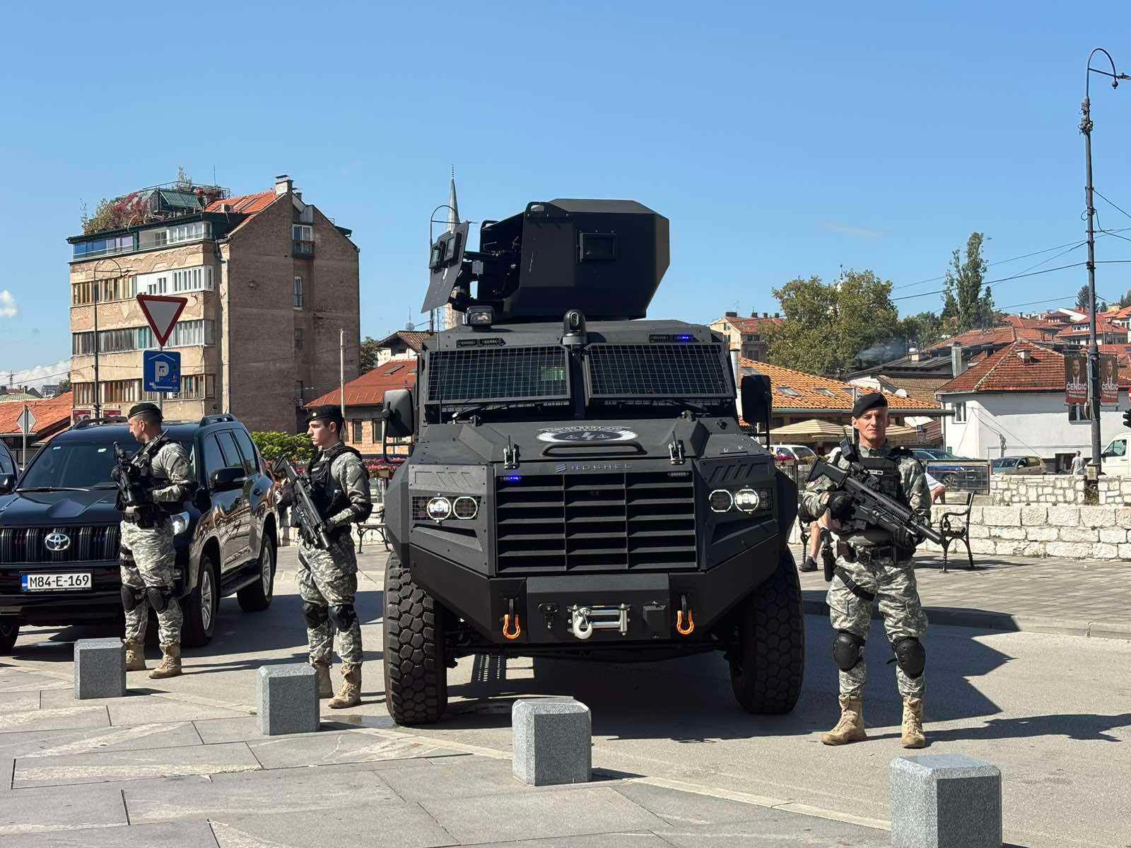 Nabavka tri Roschel vozila je izvršena u okviru strateškog opremanja i jačanja policije u Kantonu Sarajevo