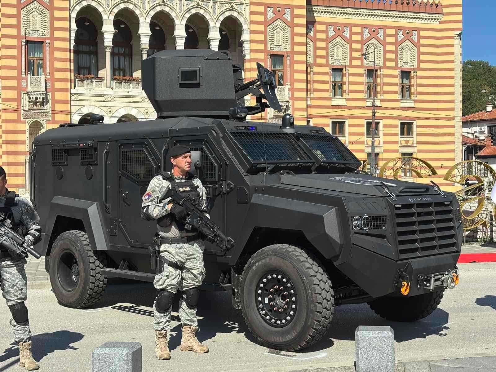 Nabavka tri Roschel vozila je izvršena u okviru strateškog opremanja i jačanja policije u Kantonu Sarajevo