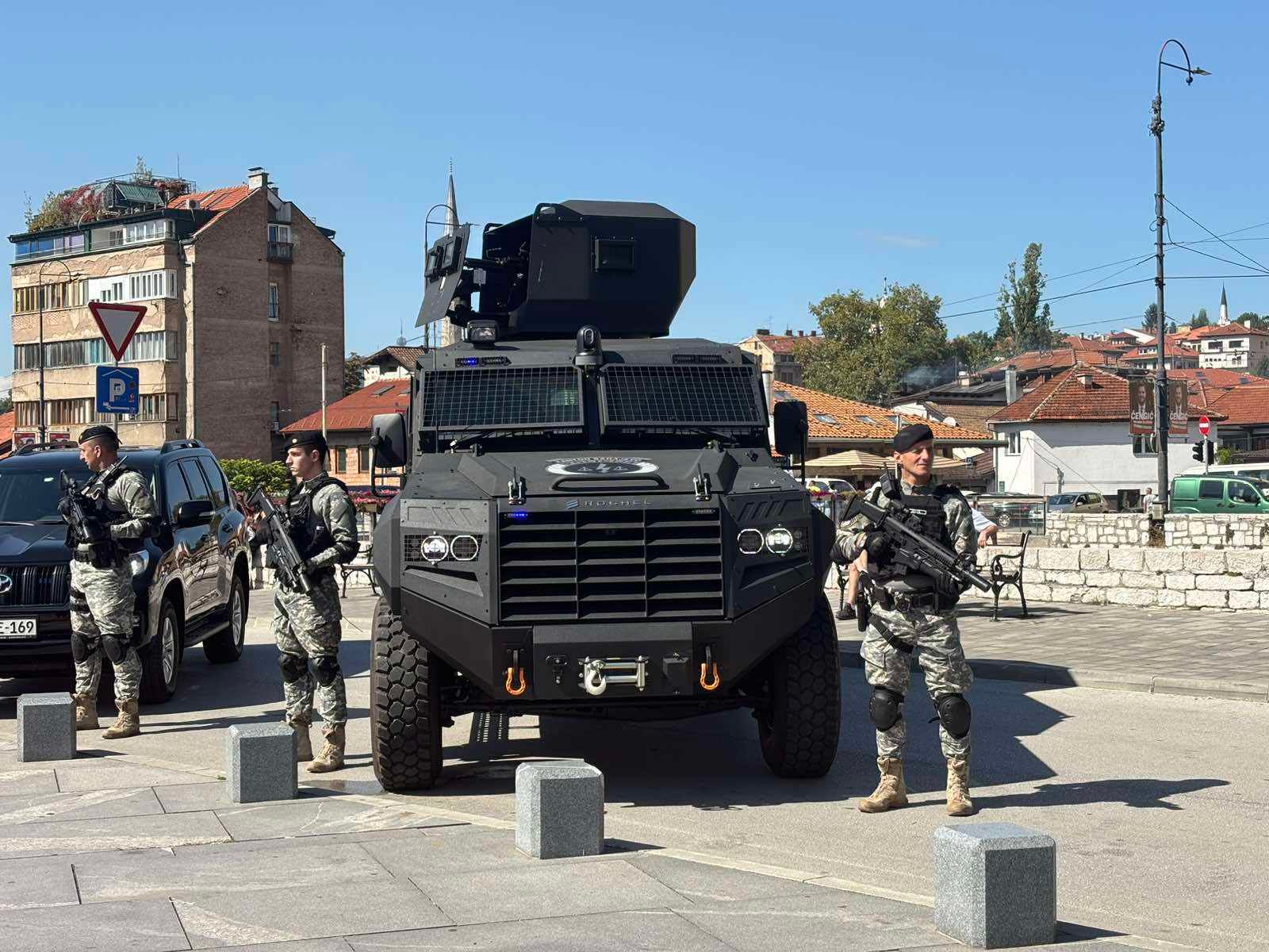 Nabavka tri Roschel vozila je izvršena u okviru strateškog opremanja i jačanja policije u Kantonu Sarajevo