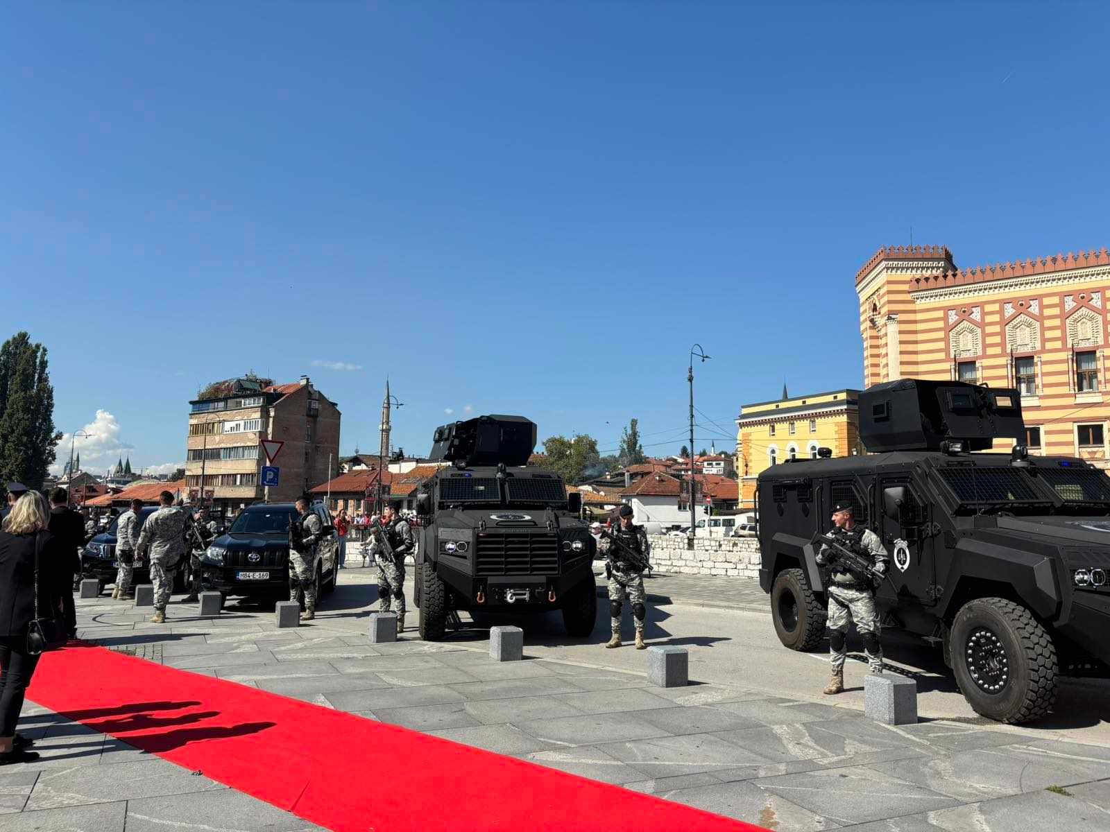 Nabavka tri Roschel vozila je izvršena u okviru strateškog opremanja i jačanja policije u Kantonu Sarajevo