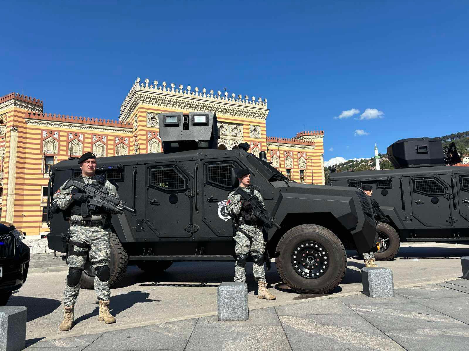 Nabavka tri Roschel vozila je izvršena u okviru strateškog opremanja i jačanja policije u Kantonu Sarajevo