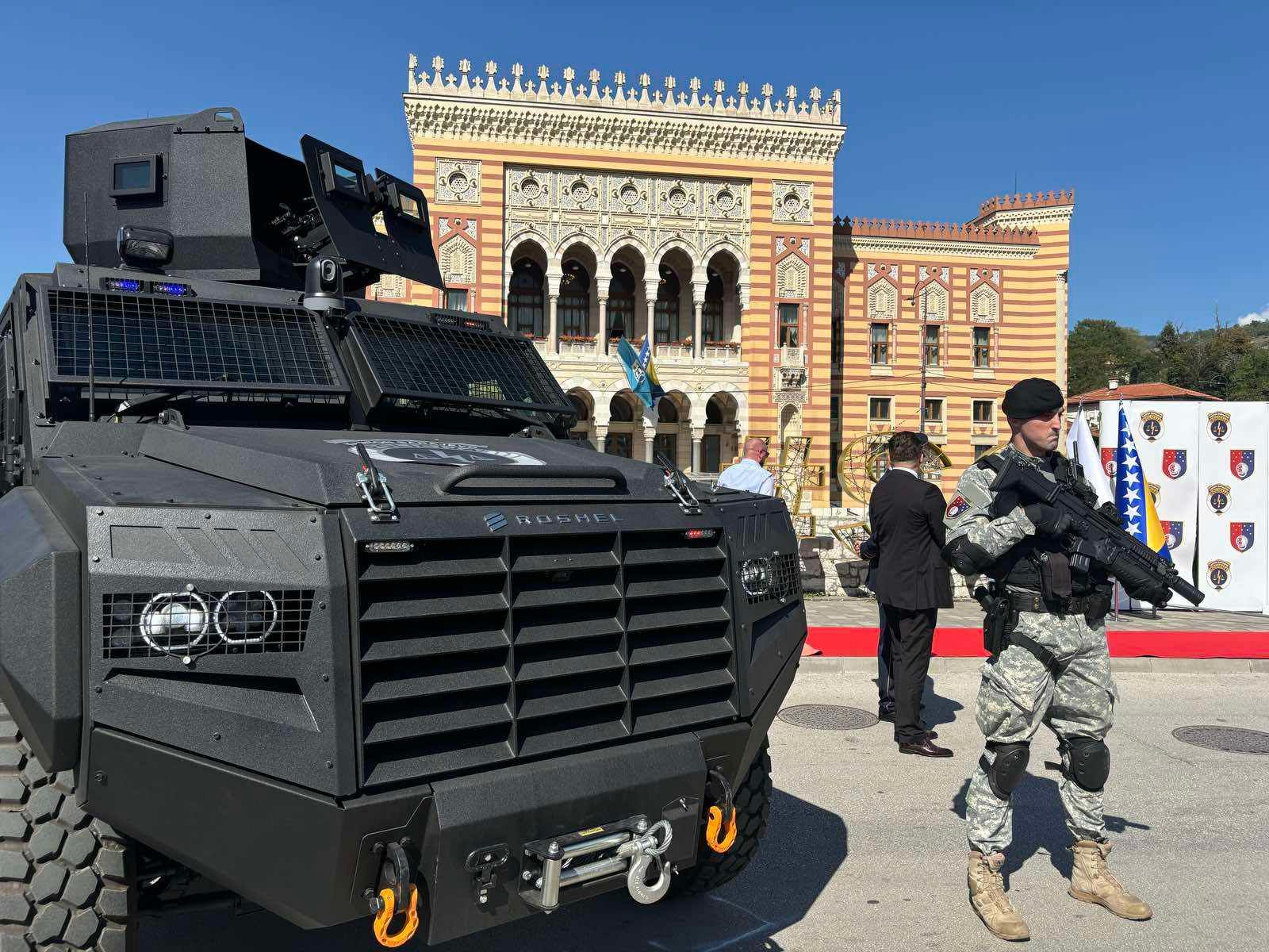 Nabavka tri Roschel vozila je izvršena u okviru strateškog opremanja i jačanja policije u Kantonu Sarajevo
