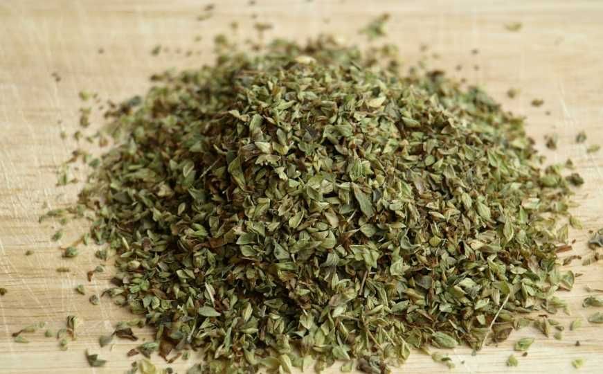 Njegovi mali zeleni listovi i blago papreni miris čine ga lako prepoznatljivim, a najčešće se dodaje umacima, pizzama, mesu