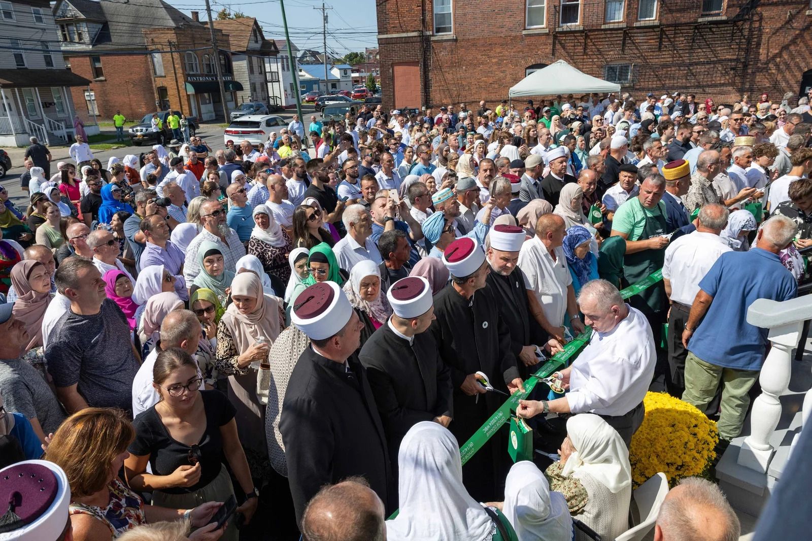 Uz veliki broj vjernika, svečanom otvorenju prisustvovali su izaslanik reisul-uleme bihaćki muftija hfz. Mehmed-ef. Kudić, gradonačelnik Utice Mike Galime, senator Joe Griffo