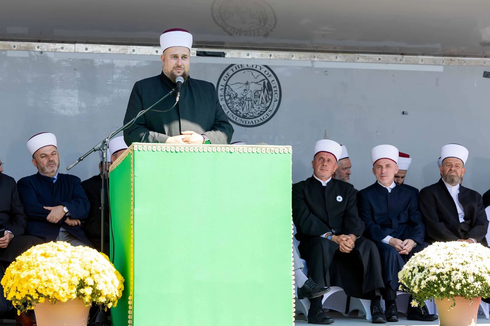 Uz veliki broj vjernika, svečanom otvorenju prisustvovali su izaslanik reisul-uleme bihaćki muftija hfz. Mehmed-ef. Kudić, gradonačelnik Utice Mike Galime, senator Joe Griffo