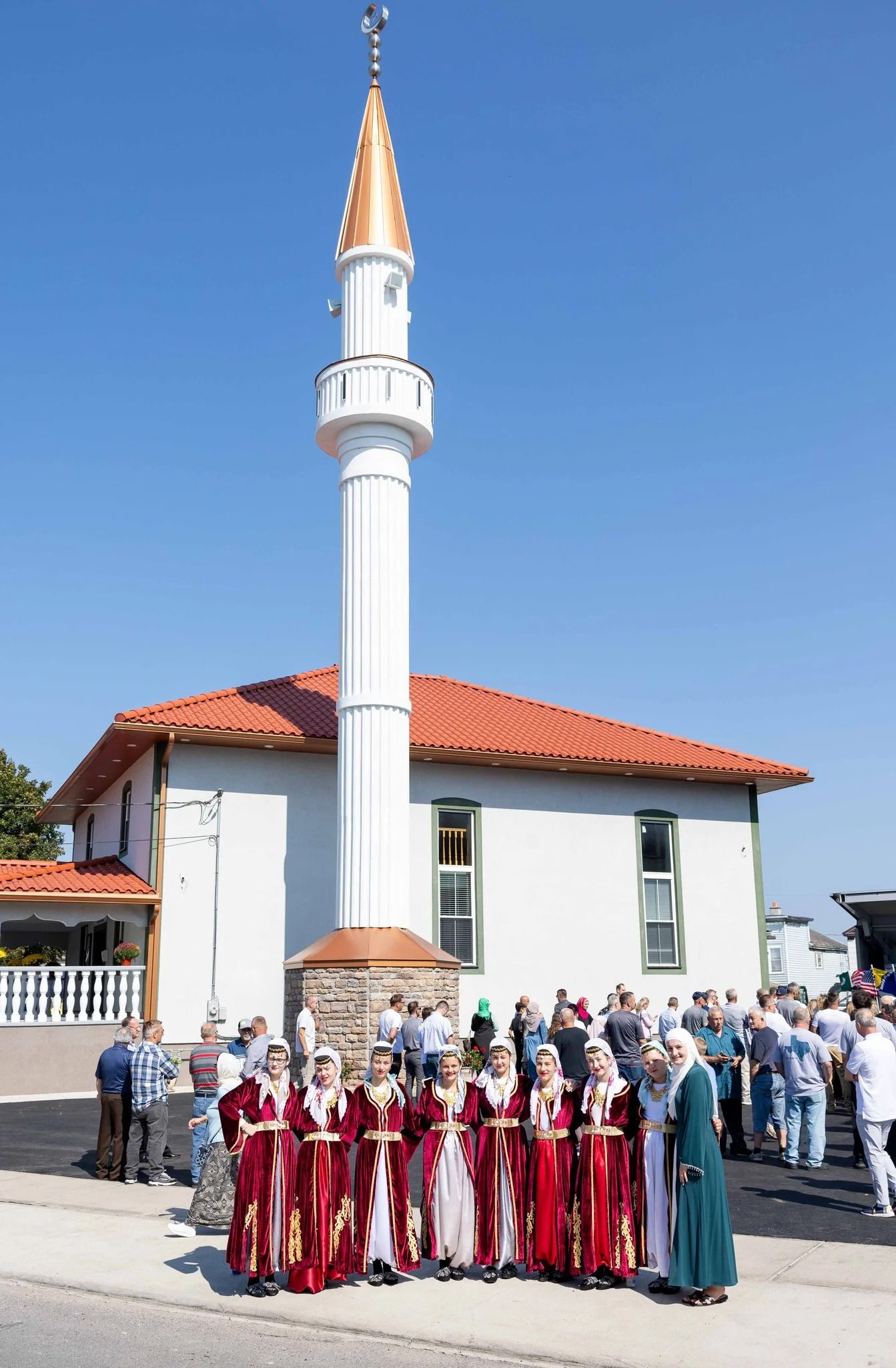 Uz veliki broj vjernika, svečanom otvorenju prisustvovali su izaslanik reisul-uleme bihaćki muftija hfz. Mehmed-ef. Kudić, gradonačelnik Utice Mike Galime, senator Joe Griffo