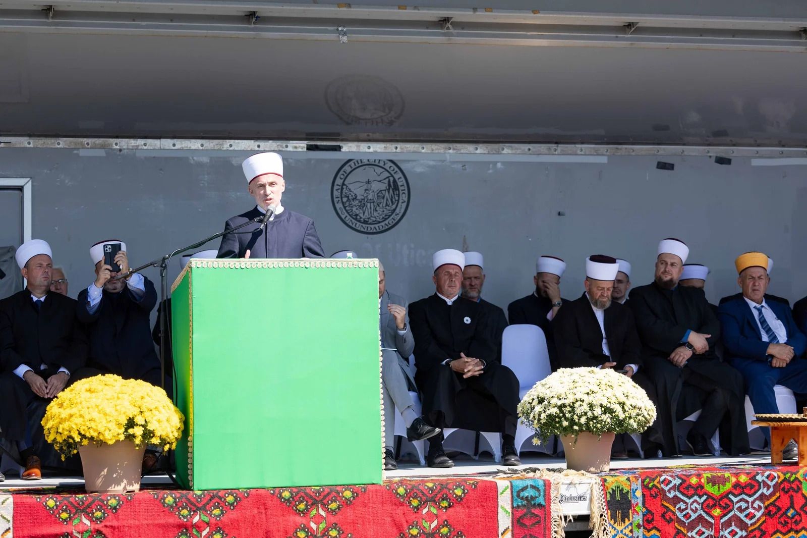 Uz veliki broj vjernika, svečanom otvorenju prisustvovali su izaslanik reisul-uleme bihaćki muftija hfz. Mehmed-ef. Kudić, gradonačelnik Utice Mike Galime, senator Joe Griffo