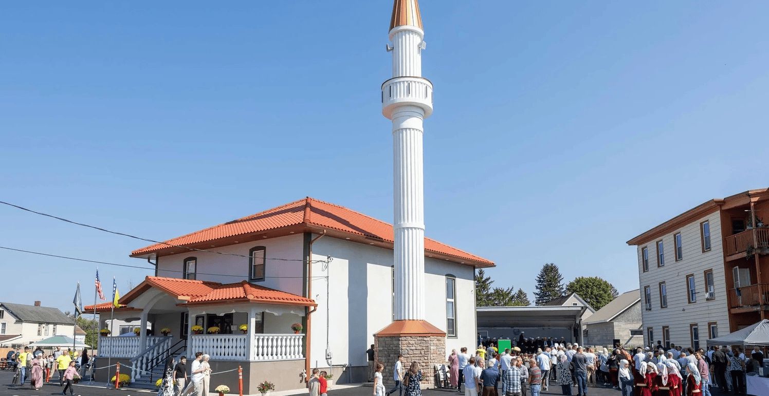 Uz veliki broj vjernika, svečanom otvorenju prisustvovali su izaslanik reisul-uleme bihaćki muftija hfz. Mehmed-ef. Kudić, gradonačelnik Utice Mike Galime, senator Joe Griffo