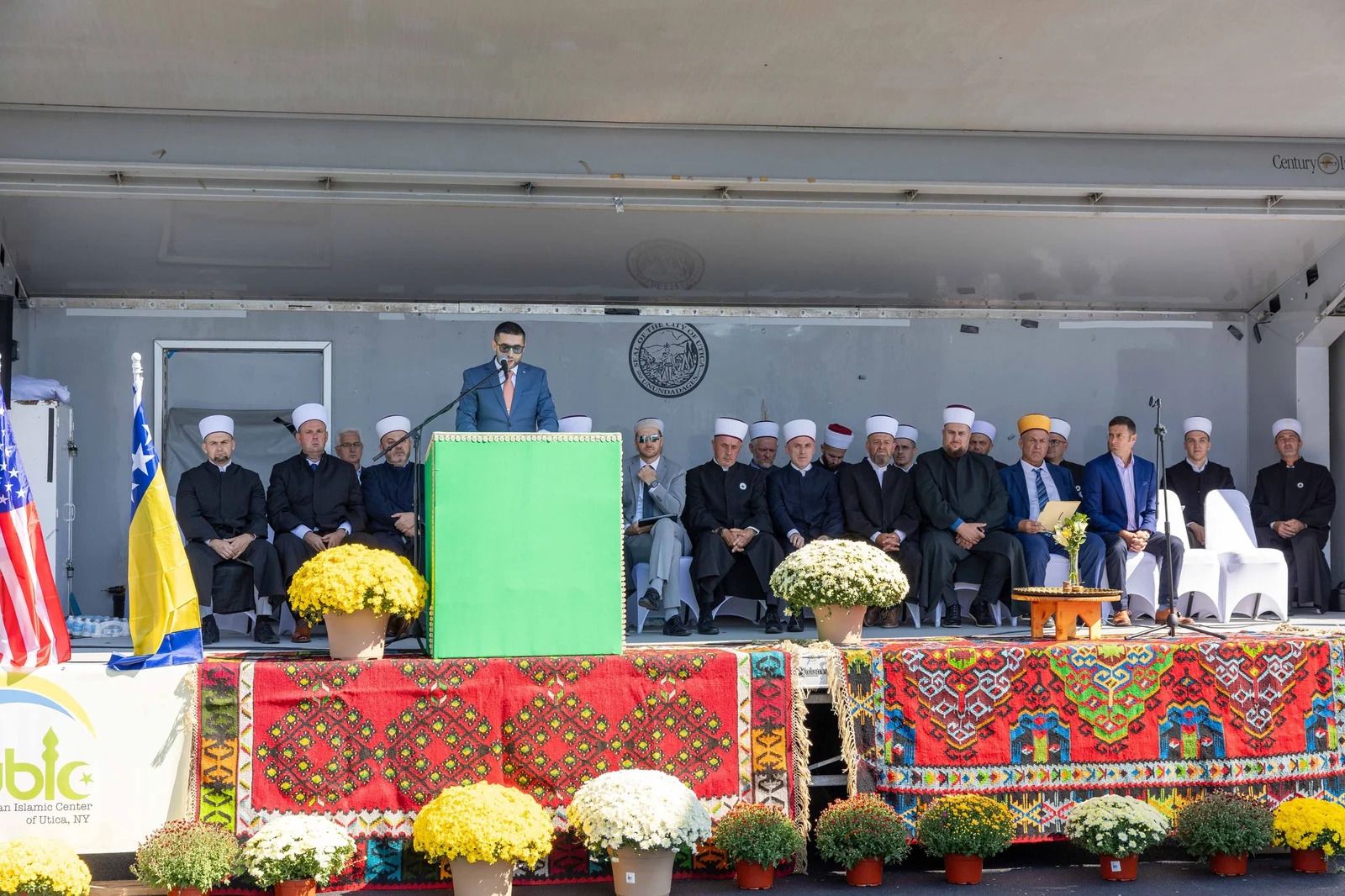 Uz veliki broj vjernika, svečanom otvorenju prisustvovali su izaslanik reisul-uleme bihaćki muftija hfz. Mehmed-ef. Kudić, gradonačelnik Utice Mike Galime, senator Joe Griffo