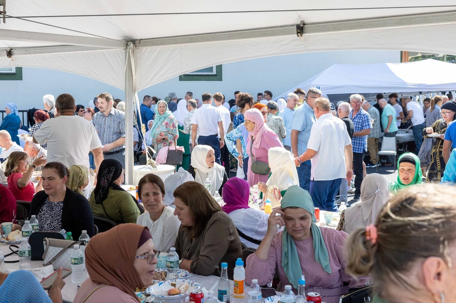 Uz veliki broj vjernika, svečanom otvorenju prisustvovali su izaslanik reisul-uleme bihaćki muftija hfz. Mehmed-ef. Kudić, gradonačelnik Utice Mike Galime, senator Joe Griffo