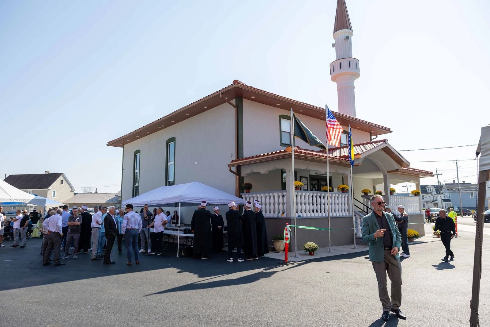 Uz veliki broj vjernika, svečanom otvorenju prisustvovali su izaslanik reisul-uleme bihaćki muftija hfz. Mehmed-ef. Kudić, gradonačelnik Utice Mike Galime, senator Joe Griffo