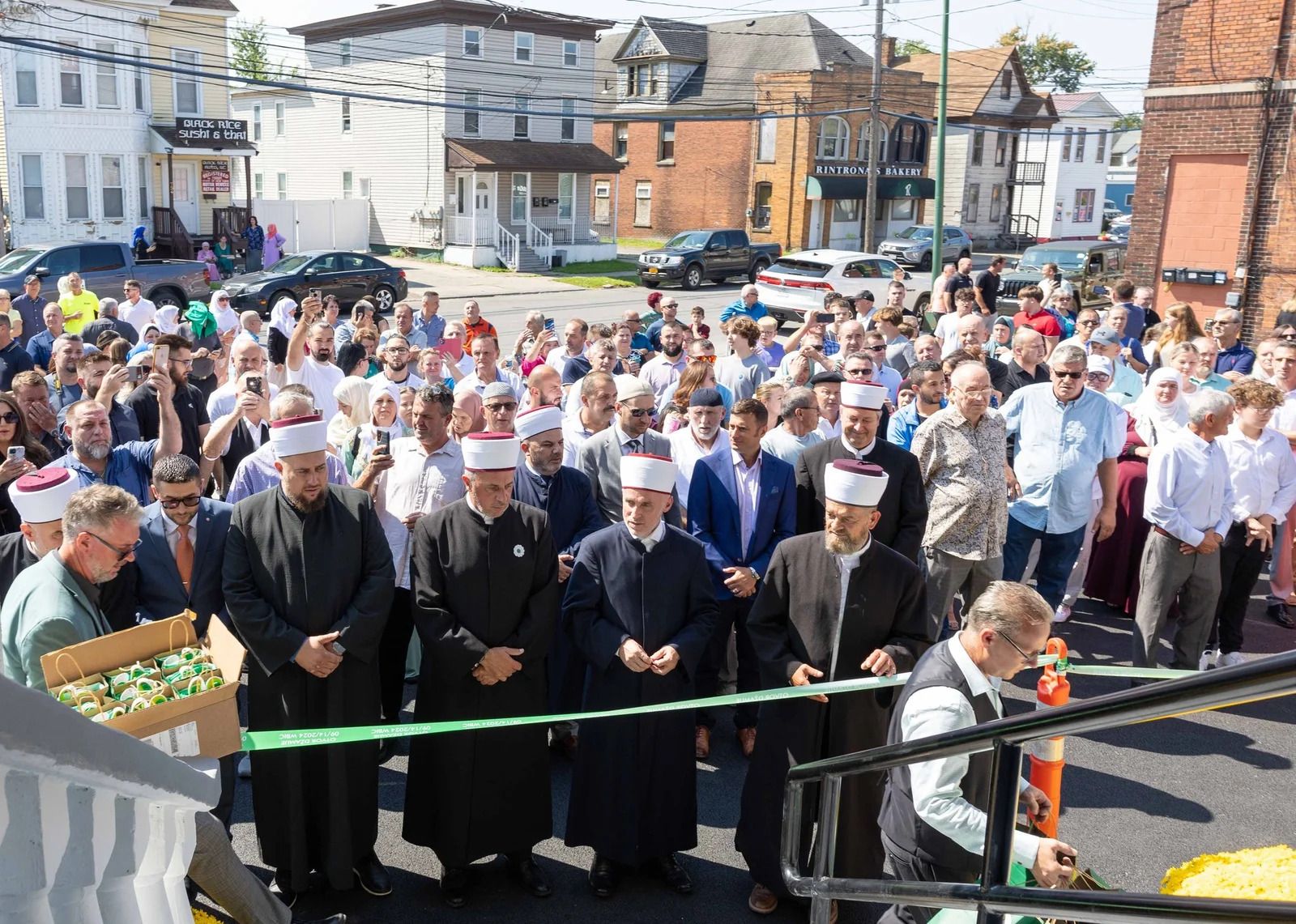 Uz veliki broj vjernika, svečanom otvorenju prisustvovali su izaslanik reisul-uleme bihaćki muftija hfz. Mehmed-ef. Kudić, gradonačelnik Utice Mike Galime, senator Joe Griffo