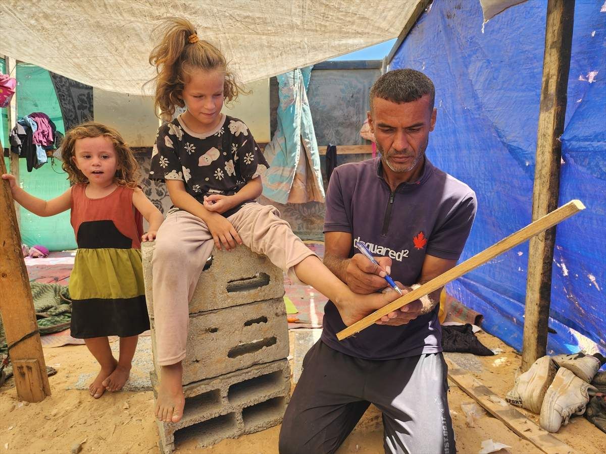Kako je kazao, na ovaj čin se odlučio kako bi spriječio povrede stopala djece koja hodaju bosa. Devvas je dodao da za izradu papuča koristi drvo i tkaninu koje pronalazi u izbjegli