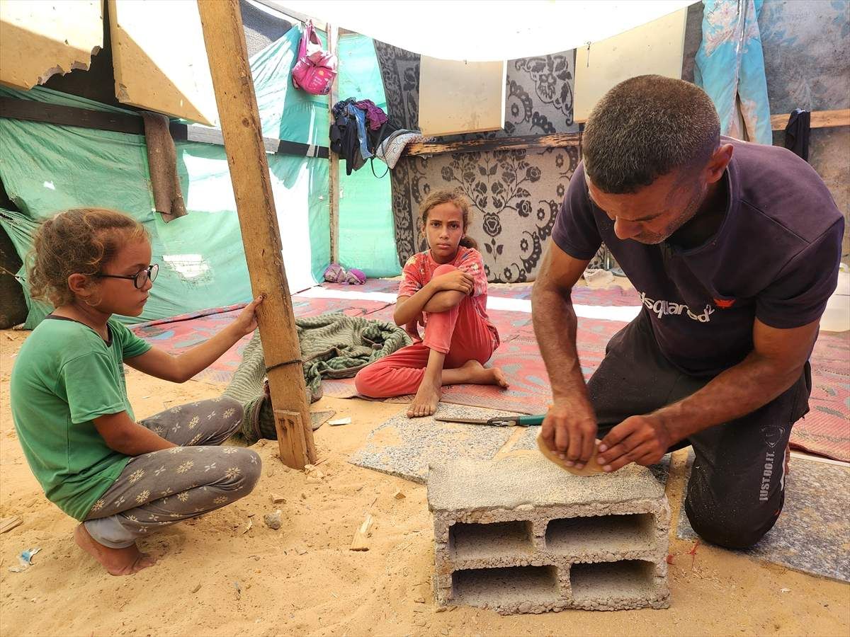 Kako je kazao, na ovaj čin se odlučio kako bi spriječio povrede stopala djece koja hodaju bosa. Devvas je dodao da za izradu papuča koristi drvo i tkaninu koje pronalazi u izbjegli