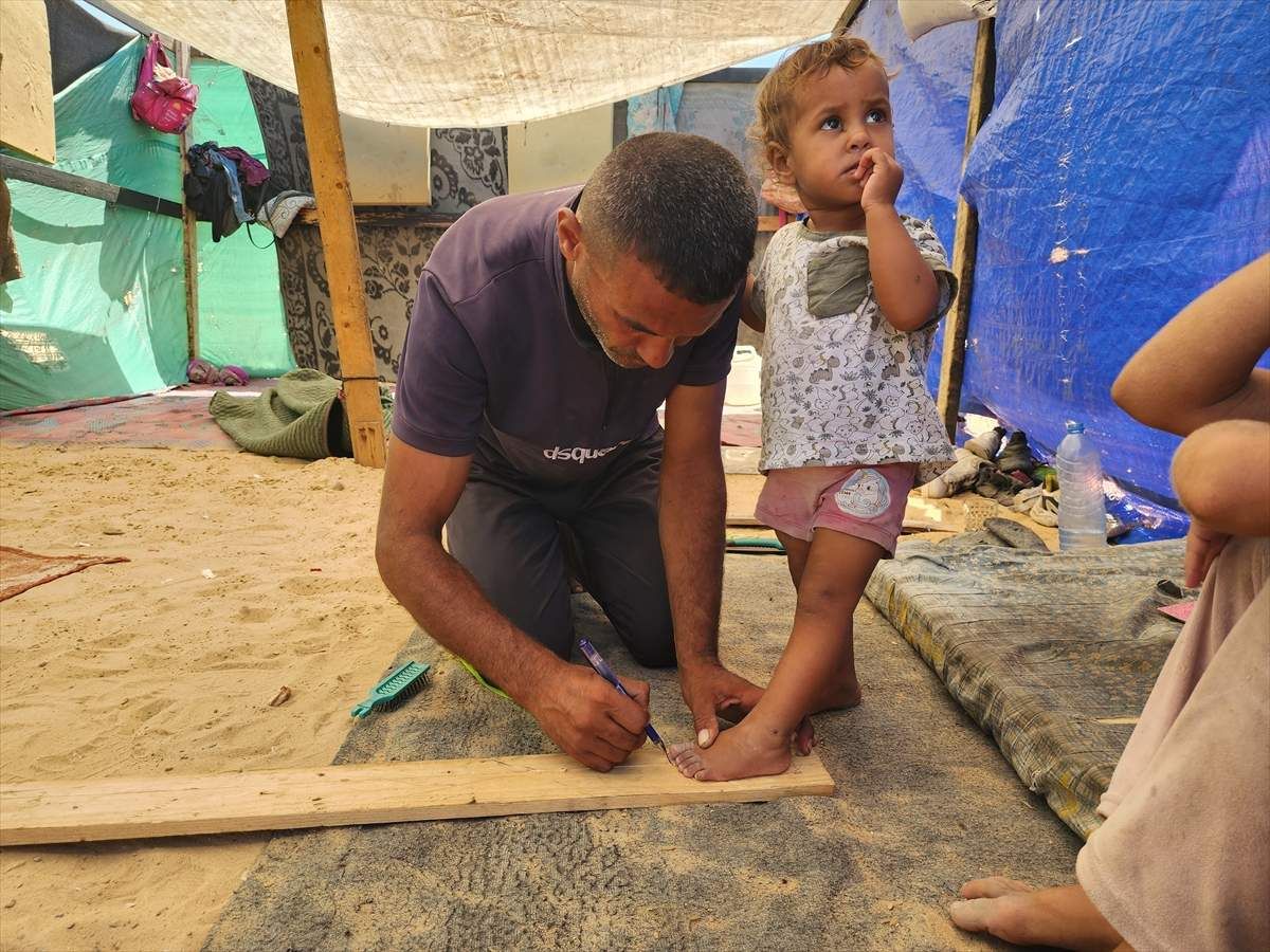 Kako je kazao, na ovaj čin se odlučio kako bi spriječio povrede stopala djece koja hodaju bosa. Devvas je dodao da za izradu papuča koristi drvo i tkaninu koje pronalazi u izbjegli
