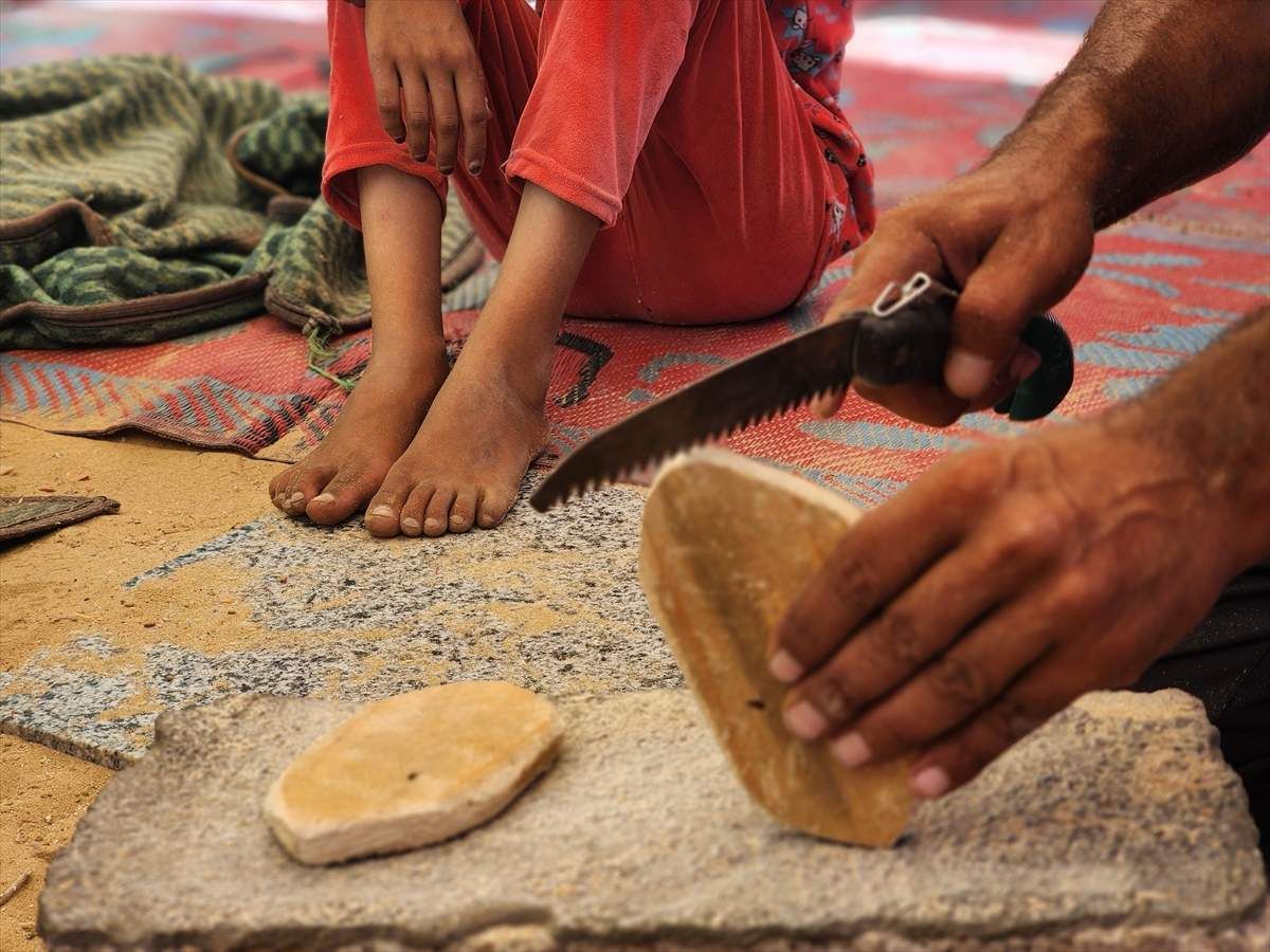 Kako je kazao, na ovaj čin se odlučio kako bi spriječio povrede stopala djece koja hodaju bosa. Devvas je dodao da za izradu papuča koristi drvo i tkaninu koje pronalazi u izbjegli
