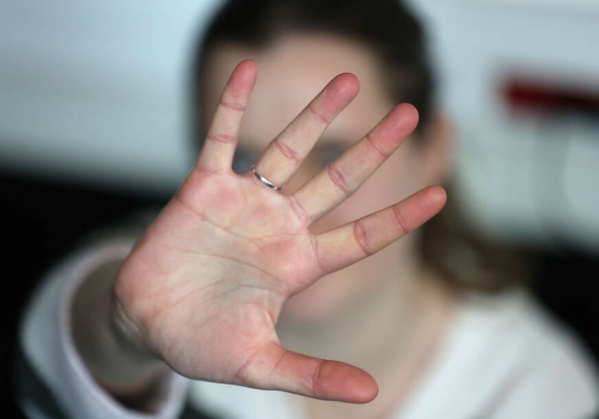 Može se vidjeti i da je dosta djece okolo, ali niko ne reaguje i ne mješa se