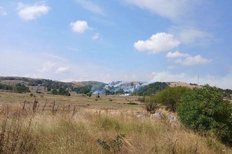 Vatra je u poslijepodnevnim satima zahvatila područje zaseoka Bučića prema naselju Bukovica odnosno prema mjesnoj školi.