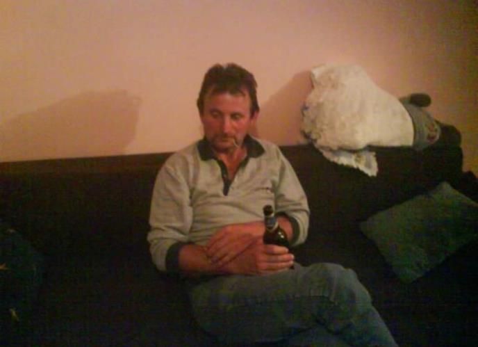 Pobacala je njegovu garderobu po dvorištu, istjerala ga je na ulicu: Otkriveni detalji