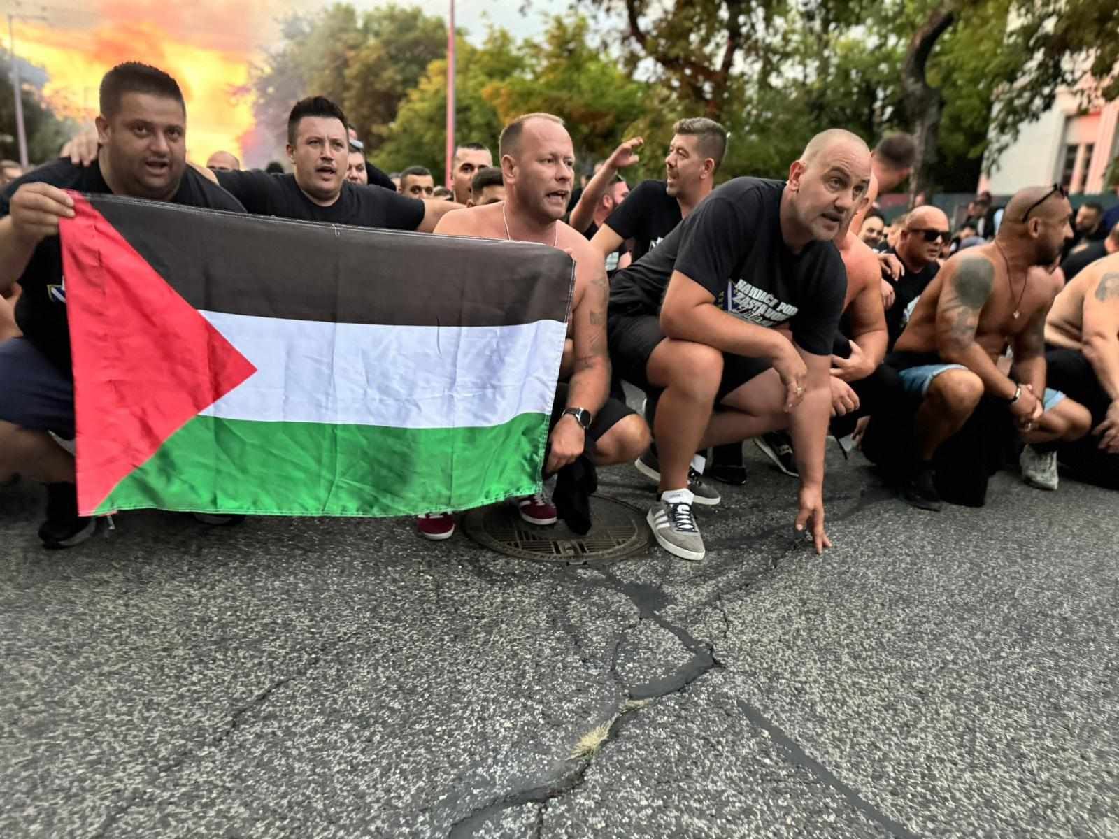 Naši navijači ulicama Budimpešte skandiraju ime svoje države ali i uzvikuju „Palestina"