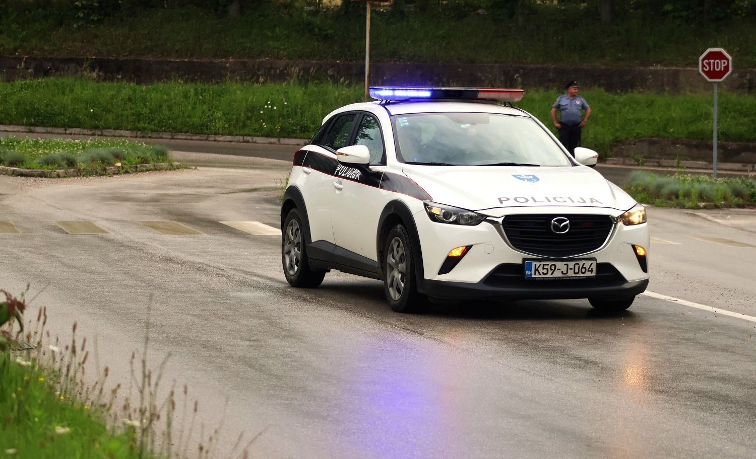 Vozilom je upravljao 19-godišnji E. K. Uviđajem je rukovodio dežurni kantonalni tužilac ZDK", naveo je Valentić