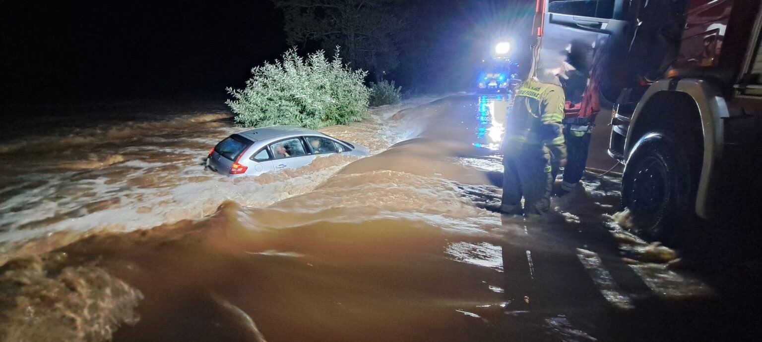 U Poljskoj bujica odnijela vozilo s roditeljima i djecom