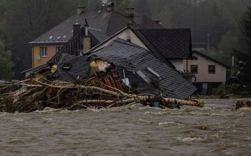 Vlasti u Češkoj proglasile su vanredno stanje u dva sjeveroistočna regiona, uključujući planine Jeseniky blizu poljske granice