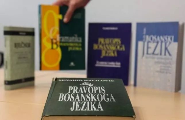 Bosanski jezik jeste jezik Bošnjaka i svih onih koji ga pod tim imenom osjećaju svojim