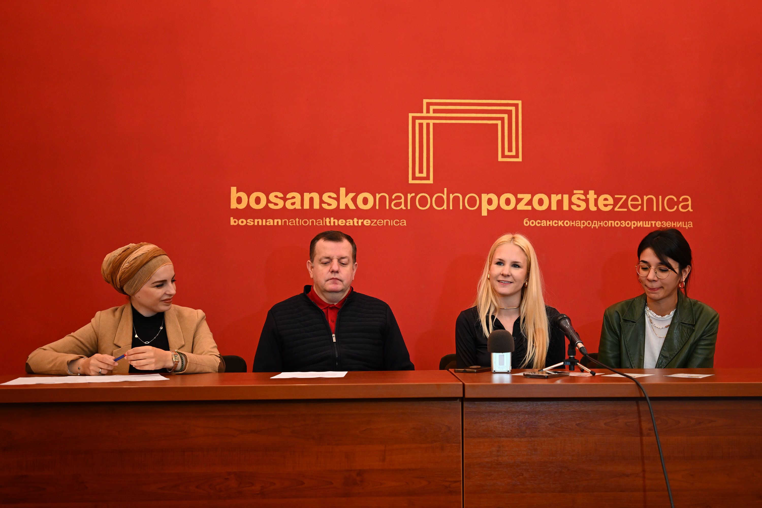 Dramaturginja i rediteljica Berina Musa je istakla kako je tekst „Iz najbliže udaljenosti“ priča o ljubavi, pomirenju s prošlošću, udaljenosti