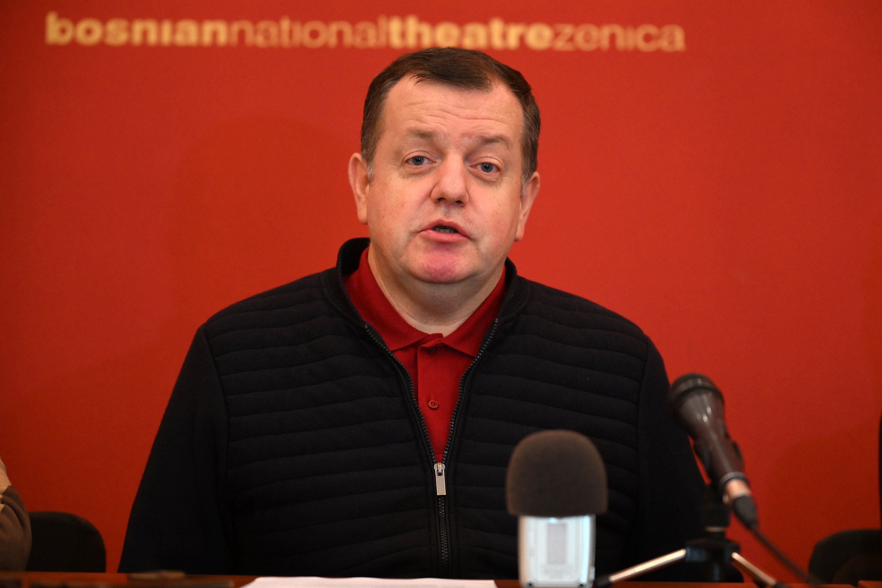 Dramaturginja i rediteljica Berina Musa je istakla kako je tekst „Iz najbliže udaljenosti“ priča o ljubavi, pomirenju s prošlošću, udaljenosti