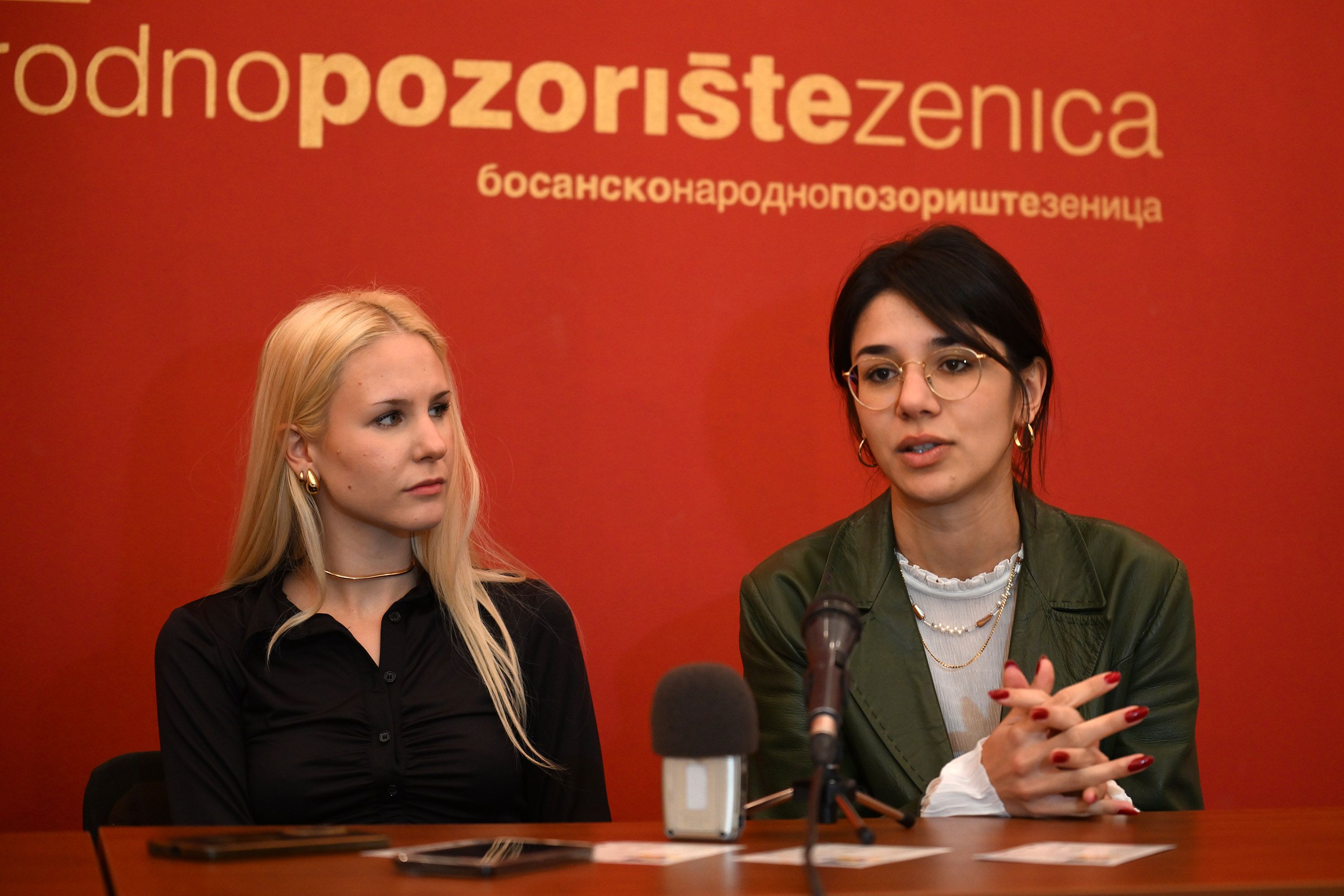 Dramaturginja i rediteljica Berina Musa je istakla kako je tekst „Iz najbliže udaljenosti“ priča o ljubavi, pomirenju s prošlošću, udaljenosti