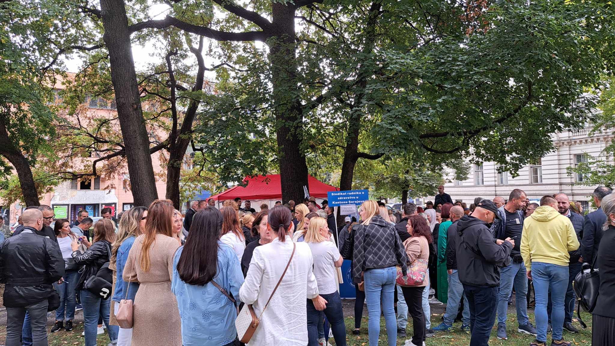 Zdravstveni radnici ne odustaju od svojih zahtjeva: Traže hitnu sjednicu Skupštine KS