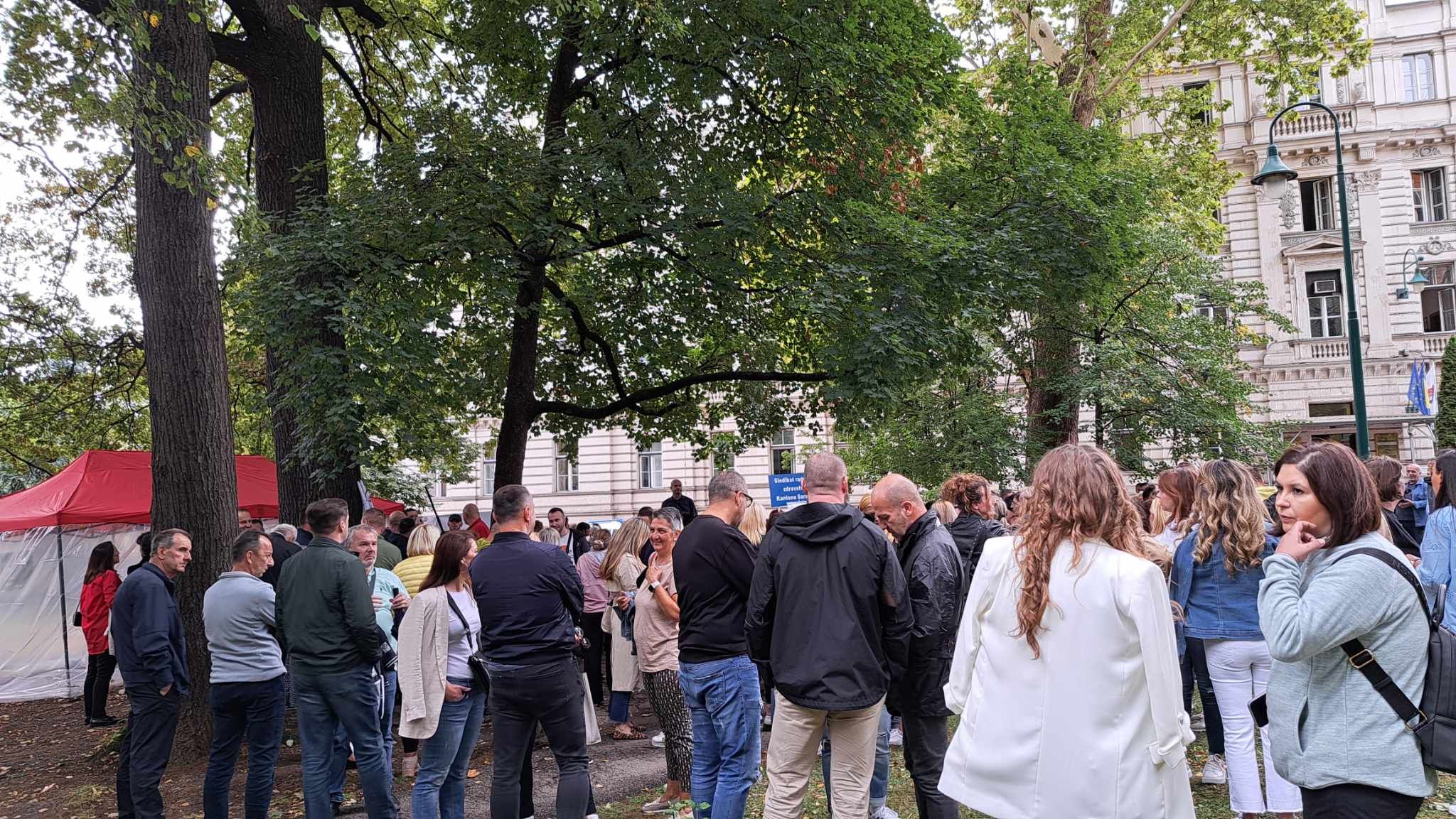 Zdravstveni radnici ne odustaju od svojih zahtjeva: Traže hitnu sjednicu Skupštine KS