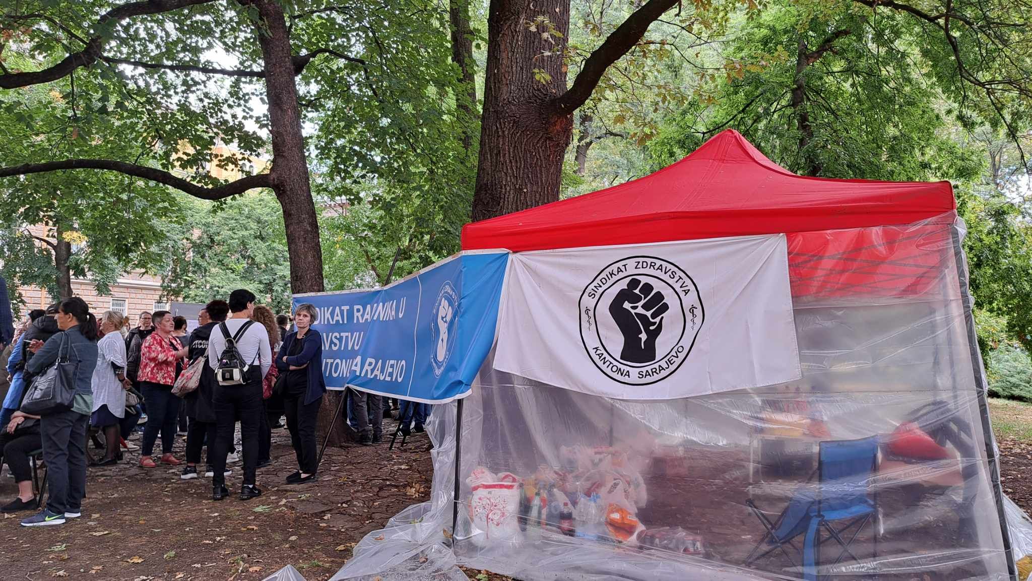 Zdravstveni radnici ne odustaju od svojih zahtjeva: Traže hitnu sjednicu Skupštine KS