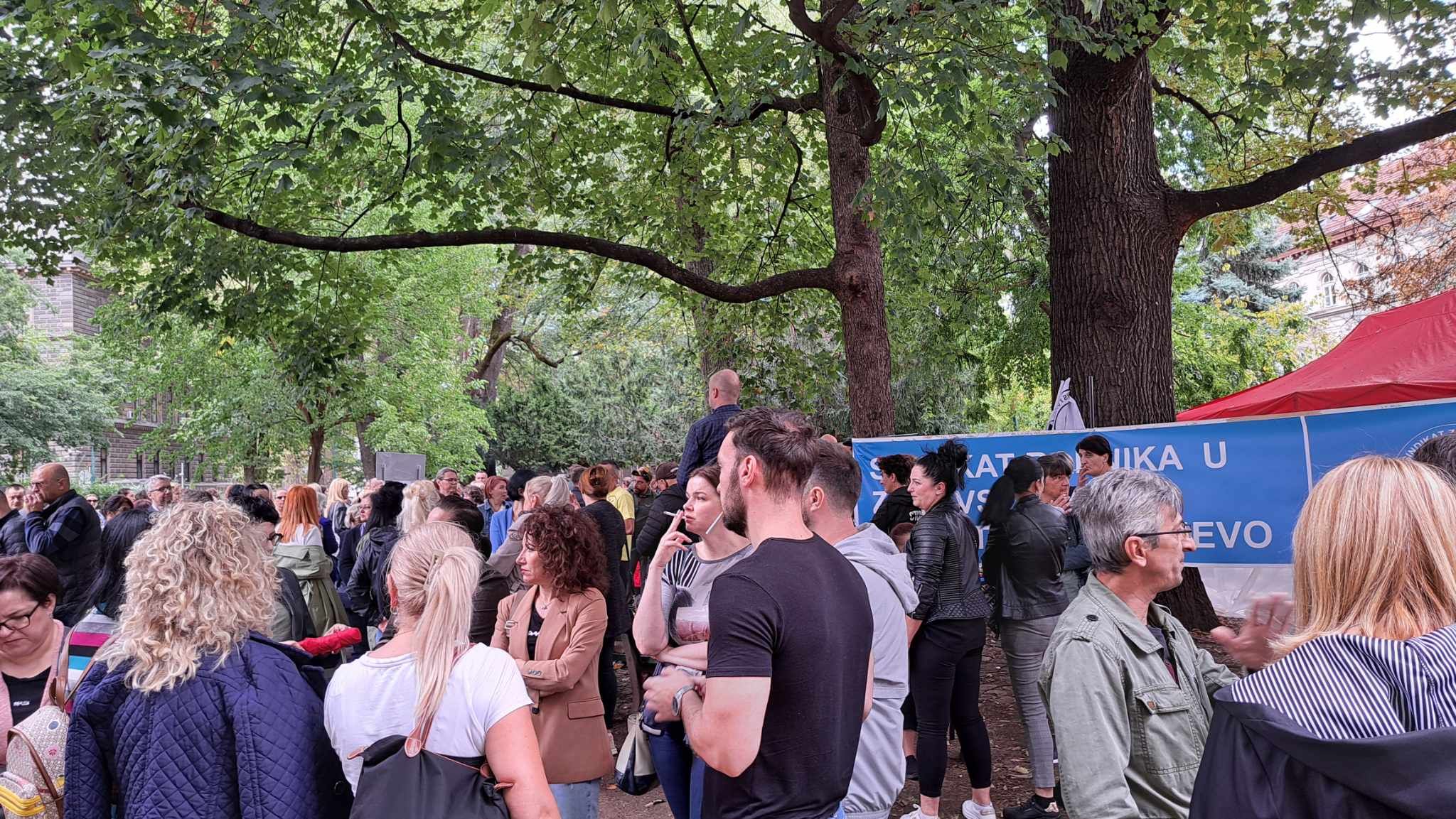 Sindikat radnika u zdravstvu KS traži povećanje satnice sa 3,07 na 3,70 KM, no Vlada im je 27. augusta predložila 3,25 maraka, što su oni jednoglasno odbili.