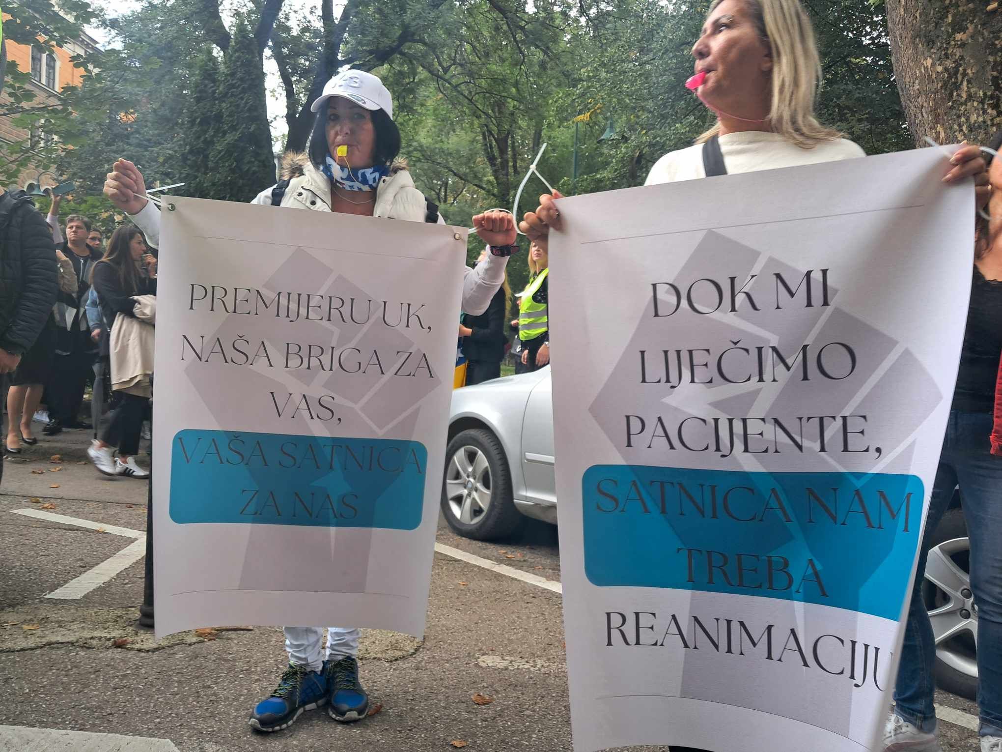 Hočko je naglasio da radnici u zdravstvu nisu zadovoljni neto satnicom koja im je ponuđena od Vlade KS i iznosi 3,25 sa ranijih 3.07.