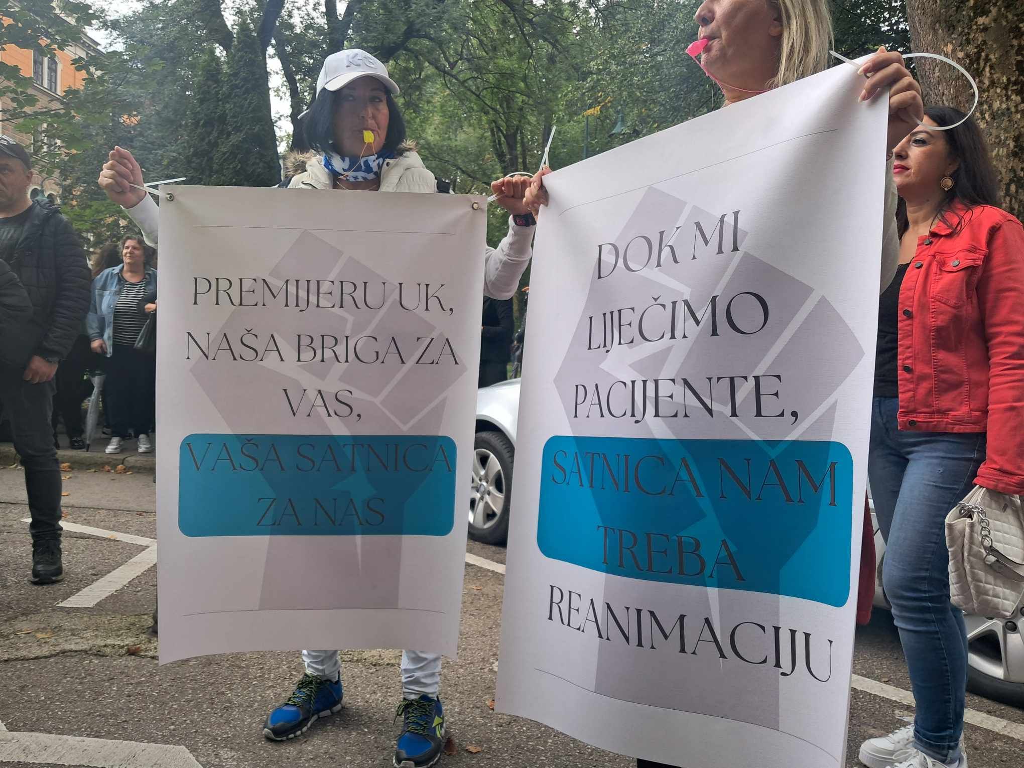Nezadovoljni zdravstveni radnici izašli na ulice Sarajeva: Ima para kad se ne krade